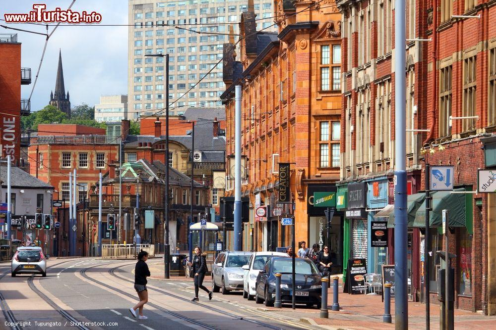 Immagine Street view di Sheffield, Yorkshire, con gente che cammina (Inghilterra) - © Tupungato / Shutterstock.com