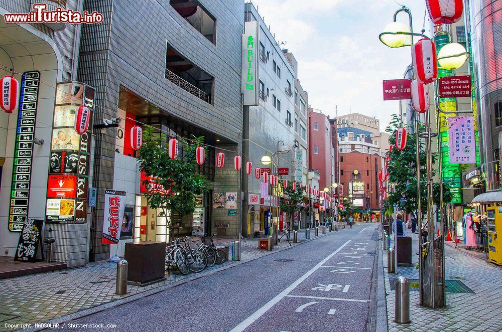 Immagine Street view di Tenjin a Fukuoka, Giappone. Su questa strada si affacciano negozi e attività lavorative - © MADSOLAR / Shutterstock.com