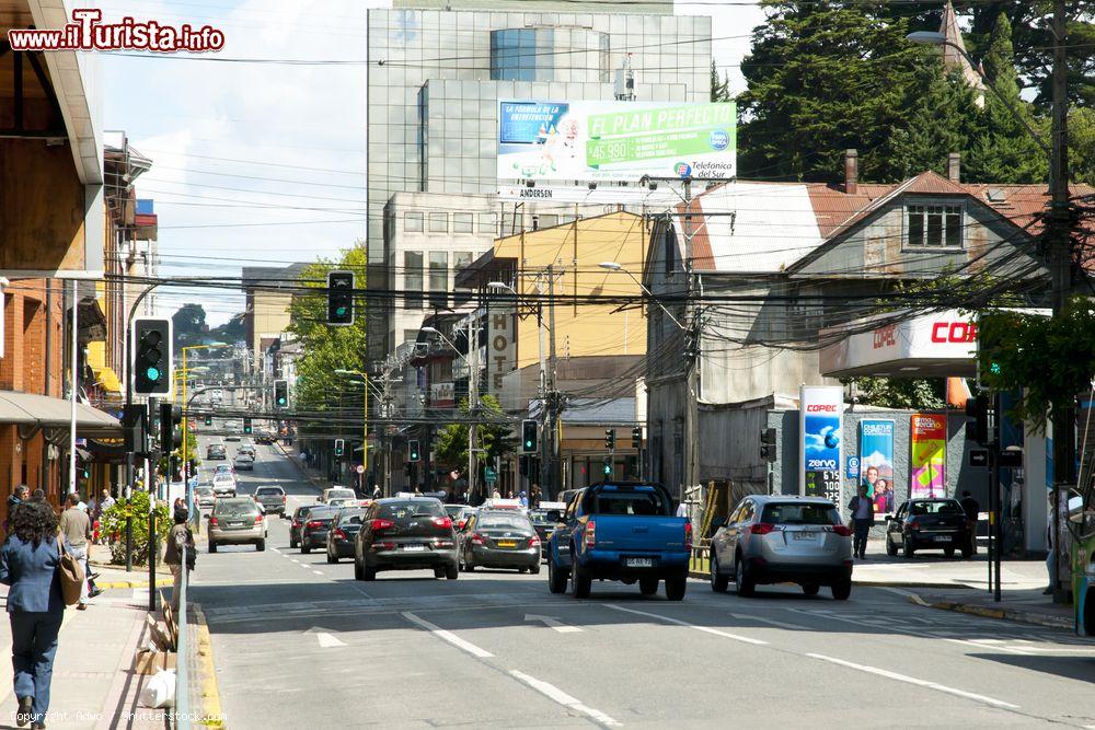 Immagine Street view di via Benavente nel sud della città di Puerto Montt, Cile. Questa cittadina è rinomata anche per l'acquacoltura di salmoni - © Adwo / Shutterstock.com