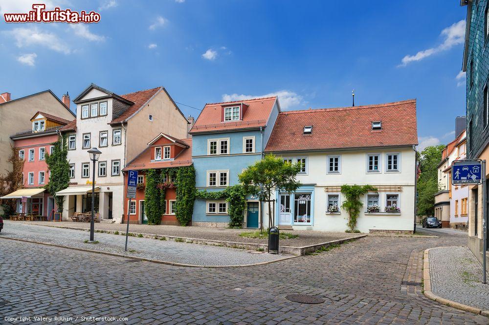 Immagine Street view di Weimar, Germania, con le tipiche abitazioni di un'area residenziale - © Valery Rokhin / Shutterstock.com