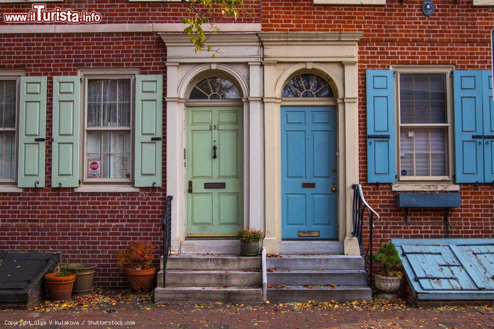 Immagine Street view nel centro di Philadelphia, Pennsylvania: porte e finestre colorate sulla facciata di abitazioni - © Olga V Kulakova / Shutterstock.com