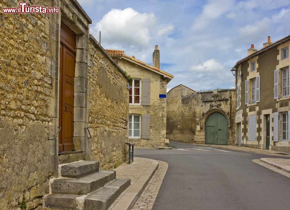 Immagine Street view nel centro storico di Poitiers, Francia, con case di epoca medievale.