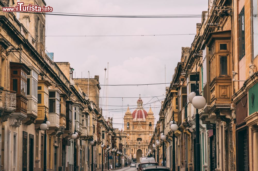Immagine Street view nel centro storico di Zabbar, Malta. Sullo sfondo, la chiesa parrocchiale della città. Il nome Zibbar deriva da un termine maltese utilizzato per indicare il sistema di potatura degli alberi.