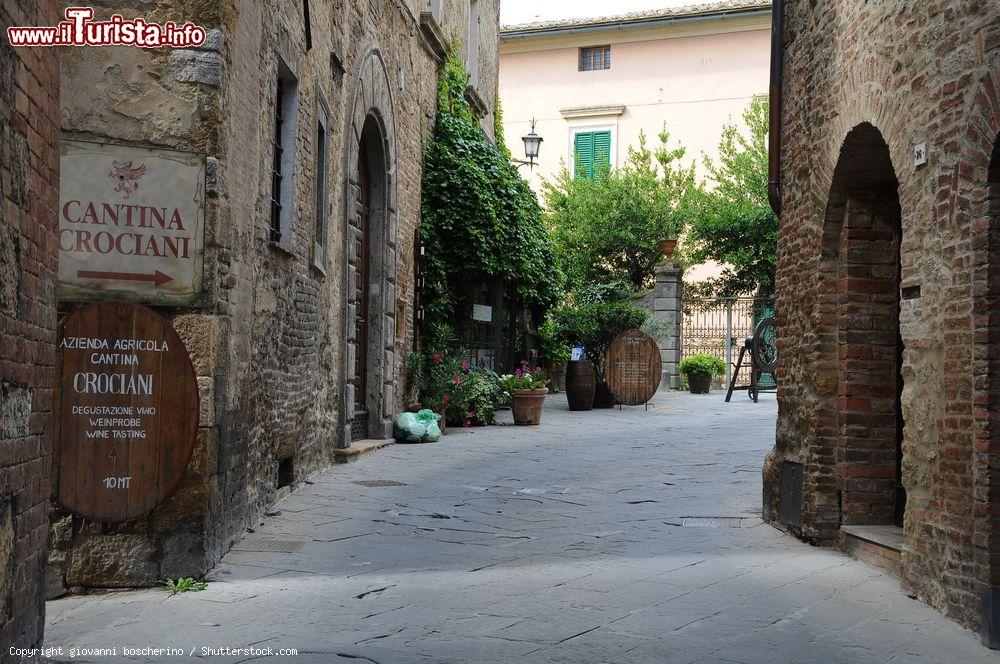Immagine Street view nel cuore di Montepulciano, Toscana, Italia. Passeggiando nel centro storico della città si possono ammirare palazzi e sontuose residenze - © giovanni boscherino / Shutterstock.com