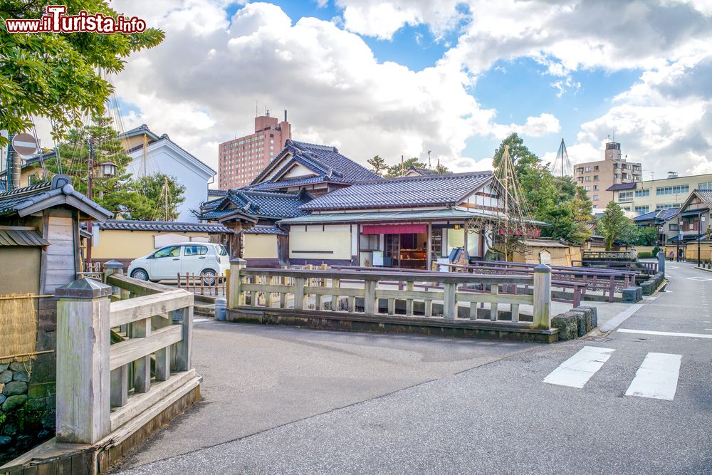 Immagine Street view nella città di Kanazawa, Giappone. Si trova sull'isola centrale dell'arcipelago giapponese, Honshu.