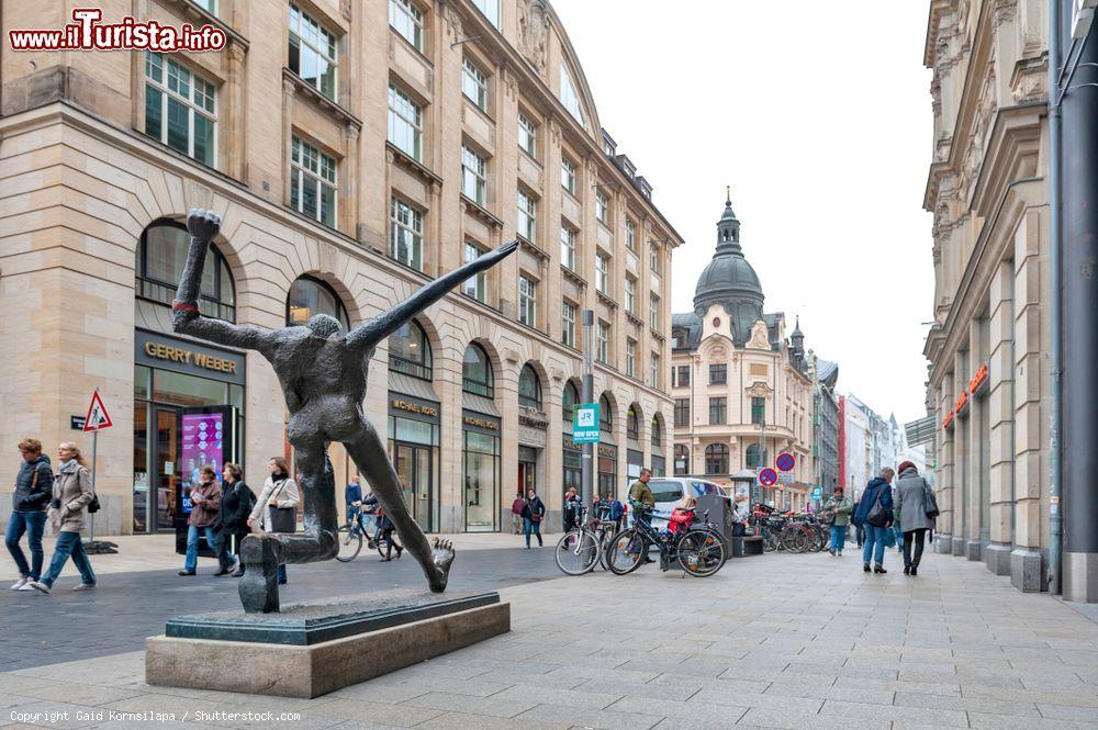 Immagine Streetview del centro di Lipsia (Germania) nei pressi di Augustusplatz con antichi edifici - © Gaid Kornsilapa / Shutterstock.com