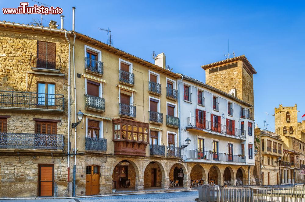 Immagine Streetview del centro storico di Olite, Spagna. La città sorge su un piccolo colle a un'altitudine di 380 metri sulla strada che porta da Saragozza a Pamplona.