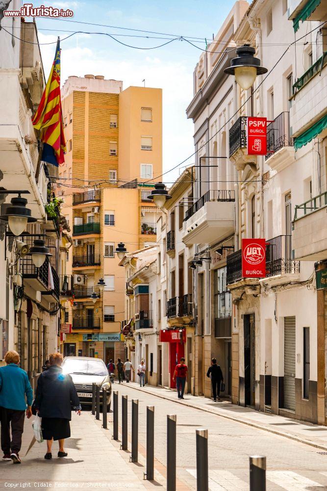 Immagine Streetview nel centro della cittadina di Bunol, Spagna, con gente a passeggio - © Cidale Federica / Shutterstock.com