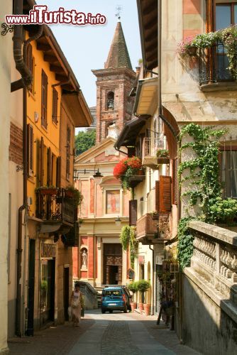Immagine Una stretta strada del centro storico di Rivoli, l'ottava città del piemonte per numero di abitanti - © Stefano Ember / Shutterstock.com