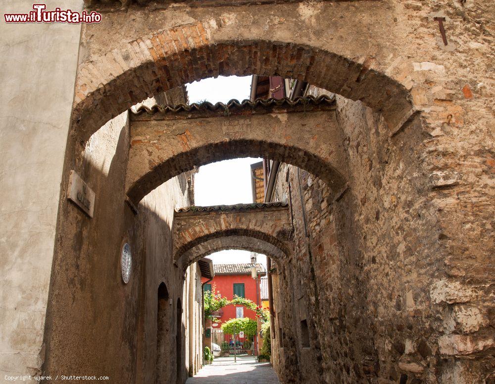 Immagine Una stretta stradina del centro storico di Sirmione, Lago di Garda, Lombardia - © wjarek / Shutterstock.com