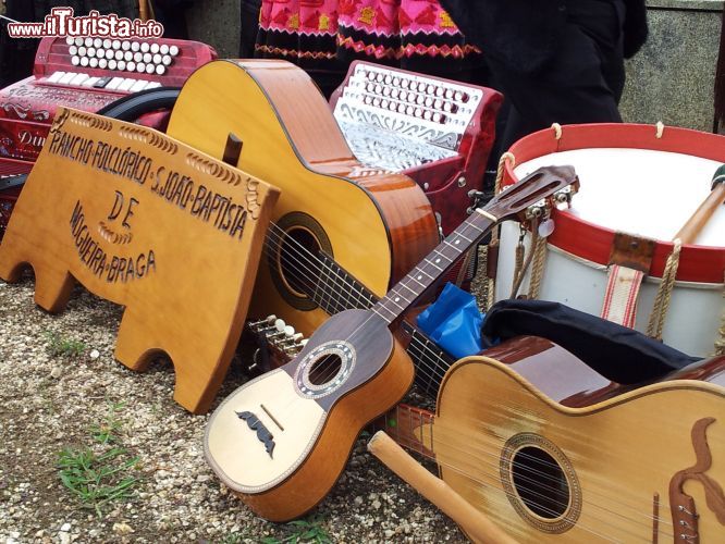 Immagine Strumenti musicali per la festa di Sao Joao a Oporto, Portogallo.