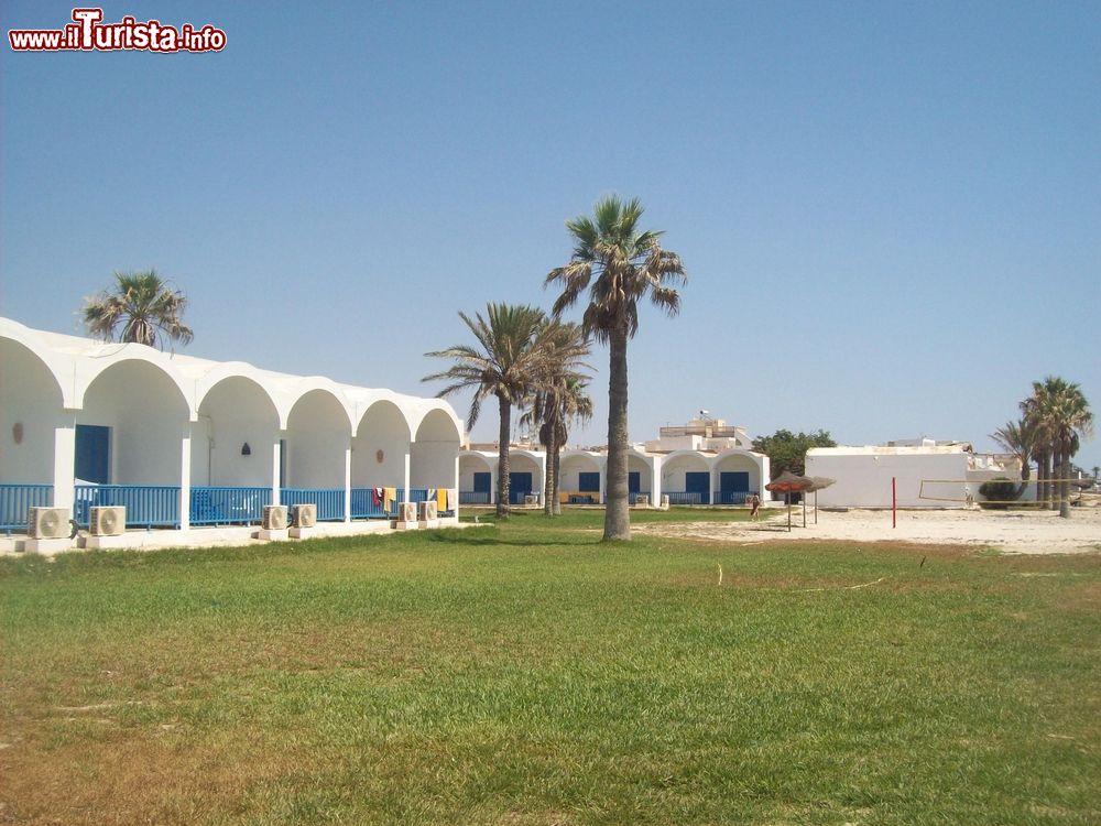 Immagine Una struttura alberghiera di Nabeul, Tunisia. Spiaggia di sabbia fine e hotel affacciati sul mare sono la caratteristica di questa località dove praticare attività ludiche e sportive.
