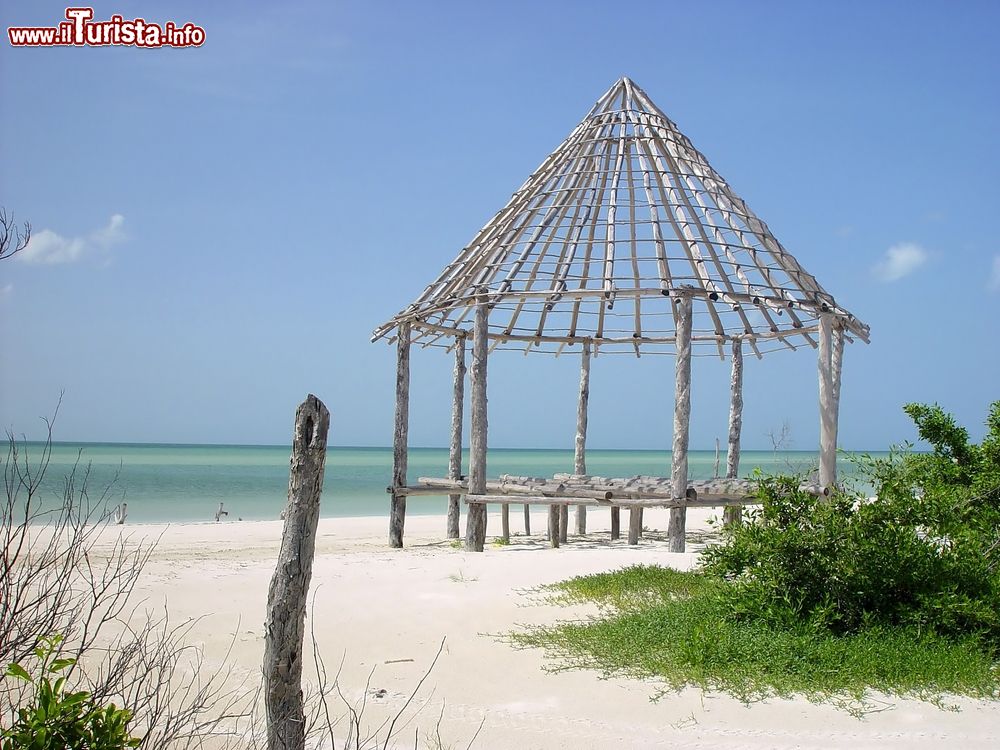 Immagine Struttura in legno di una capanna sull'isola di Holbox, Mare dei Caraibi, Messico.