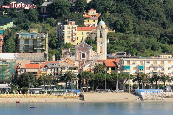 Immagine Strutture alberghiere affacciate sul litorale mediterraneo di Albissola Marina, Savona, Liguria - © photobeginner / Shutterstock.com