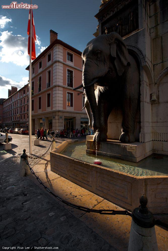 Immagine Studenti a spasso nei pressi della Fontana dell'Elefante a Chambery, Savoia, Francia. Eretto nel 1838 dallo scultore Sappey per rendere omaggio al generale de Boigne che dopo aver ottenuto fortuna e fama in India è stato il grande benefattore della sua città natale (Chambery per l'appunto), questo monumento è caratterizzato da 4 elefanti che ricordano le campagne militari del generale indiano la cui statua domina l'intera opera scultorea - © Pius Lee / Shutterstock.com