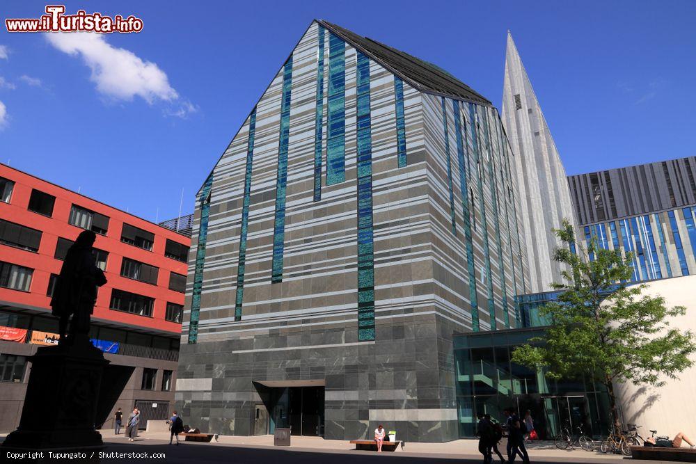 Immagine Studenti camminano verso l'Augusteum, principale edificio universitario di Lipsia (Germania).  L'università esiste dal XV° secolo ed è frequentata da oltre 30 mila studenti - © Tupungato / Shutterstock.com