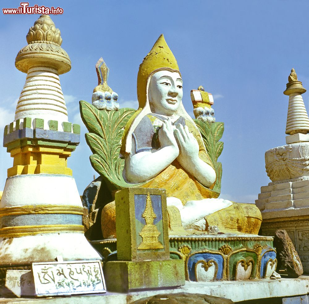 Immagine Stupa al monastero Gandan Khiid di Ulaanbaatar, Mongolia. Queste costruzioni rappresentano i più antichi monumenti religiosi buddhisti.