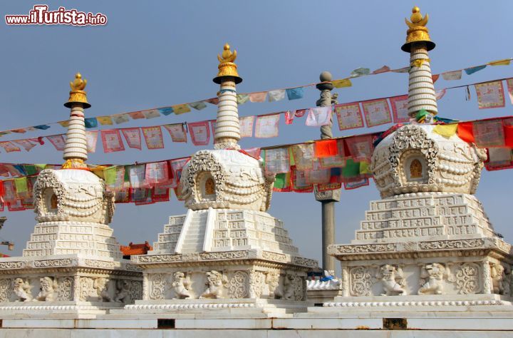Immagine Stupa buddhisti vicino al monastero Dazhao, Hohhot, Cina - © Katoosha / Shutterstock.com