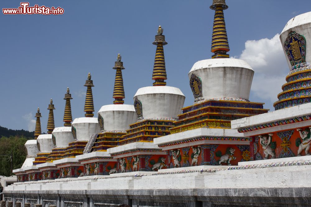 Immagine Stupas in un tempio buddista di Xining, in CIna