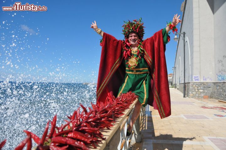 Immagine Sua Maestà il Peperoncino, il protagonista del Festival di Diamante che si svolge a settembre dal 1992 nella città della Calabria.