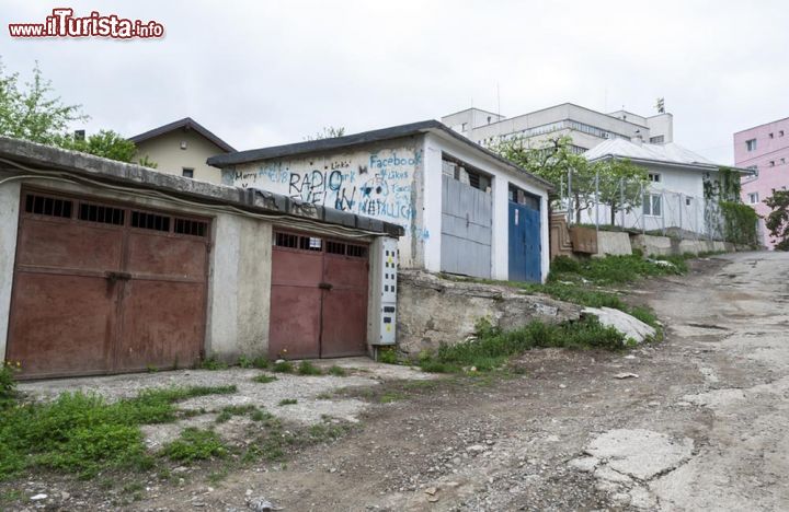 Immagine Suceava, Romania: alcuni vecchi garage nella periferia della città. Suceava presenta ancora molte vecchie strutture dell'epoca comunista - foto © Mihai Maxim / Shutterstock.com