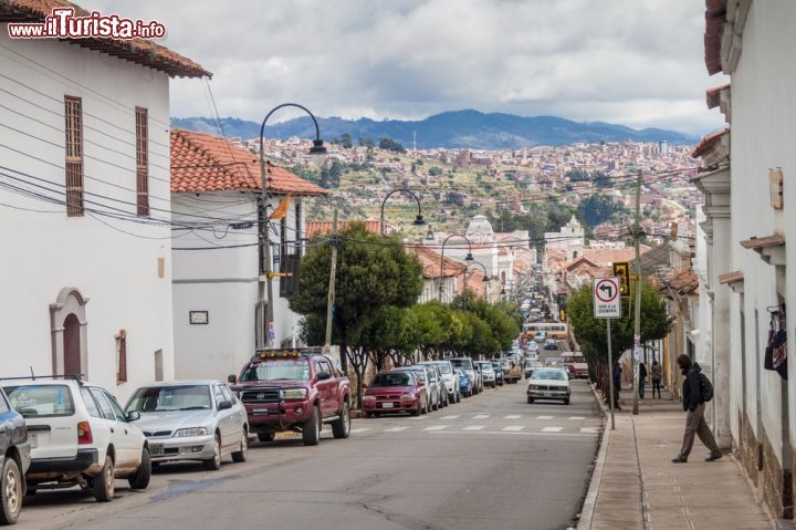 Immagine Una strada di Sucre. La capitale della Bolivia è dichiarata Patrimonio dell'Umanità dall'UNESCO dal 1991 per il suo valore storico e culturale - foto © Matyas Rehak / Shutterstock