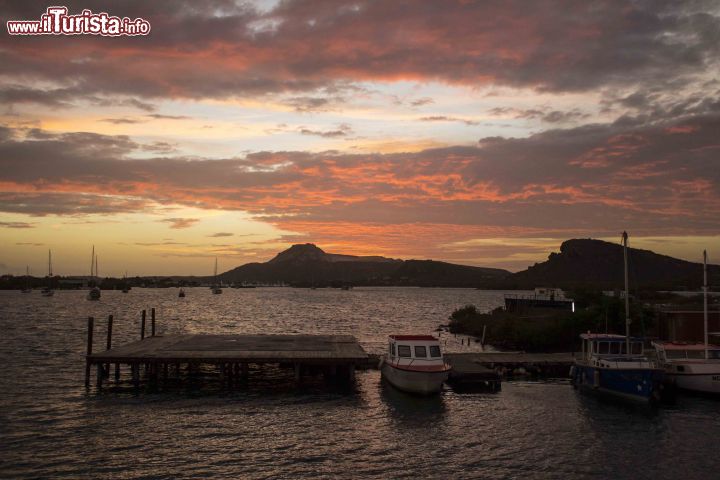 Immagine Una suggestiva alba al porto di partenza della barca Mermaid a Curacao, isola delle Antille olandesi. 