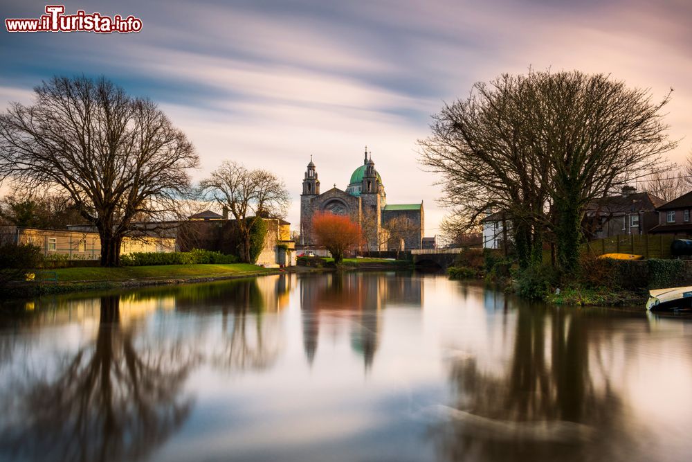 Immagine Una suggestiva immagine della cattedrale di Galway, Irlanda, dedicata a Nostra Signora Assunta in Cielo e San Nicola. L'edificio fu costruito nel 1958 dove sorgeva l'antico penitenziario cittadino e terminata nel 1965.