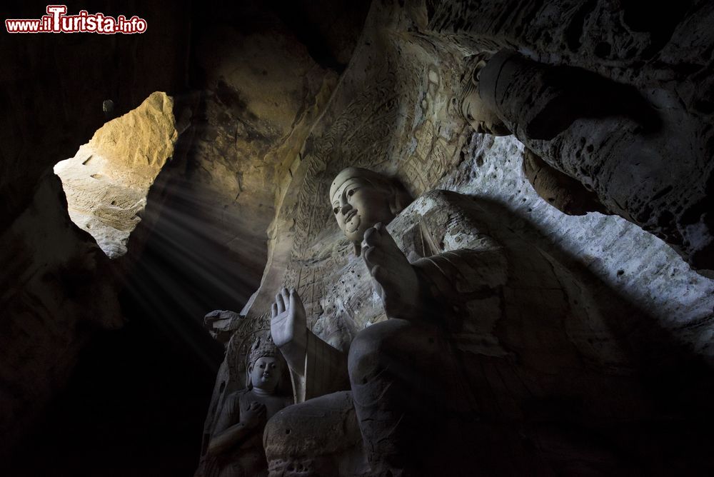 Immagine La suggestiva statua del Buddha all'interno del complesso di grotte a Yungang, Datong, Cina.