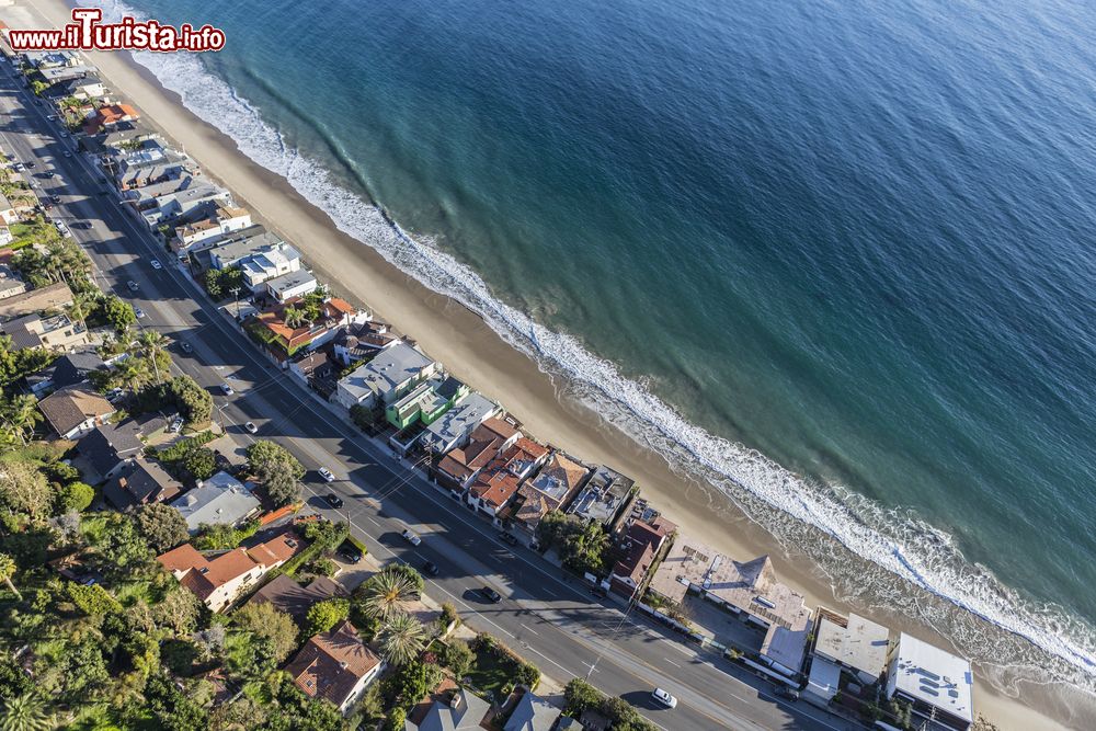 Immagine Una suggestiva veduta aerea delle case sulla spiaggia lungo la Pacific Coast Highway a Malibu, California.