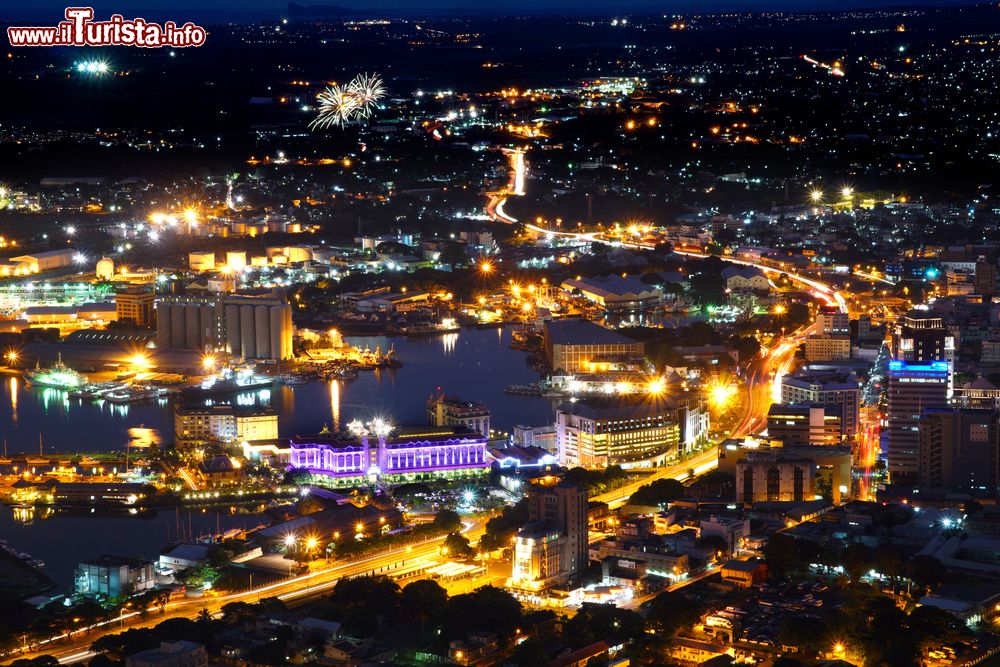 Immagine Una suggestiva veduta aerea di Port Louis by night, capitale di Mauritius. Situata sull'Oceano Indiano, è il primo porto nonché il secondo centro finanziario dell'Africa dopo Johannesburg.