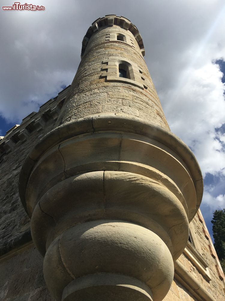 Immagine Una suggestiva veduta dal basso della Torre Magdala a Rennes-le-Chateau, sud della Francia. In origine è stata utilizzata come biblioteca e luogo di studio e meditazione dall'abate Saunière.