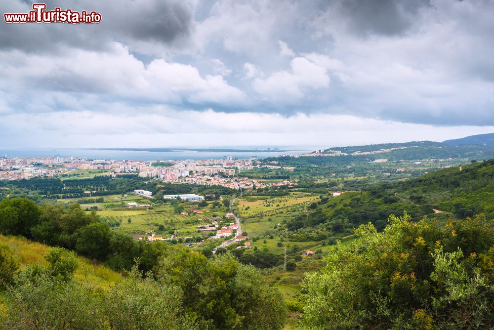 Immagine Una suggestiva veduta dal castello di Palmela con la cittadina di Setuball sullo sfondo, Portogallo.