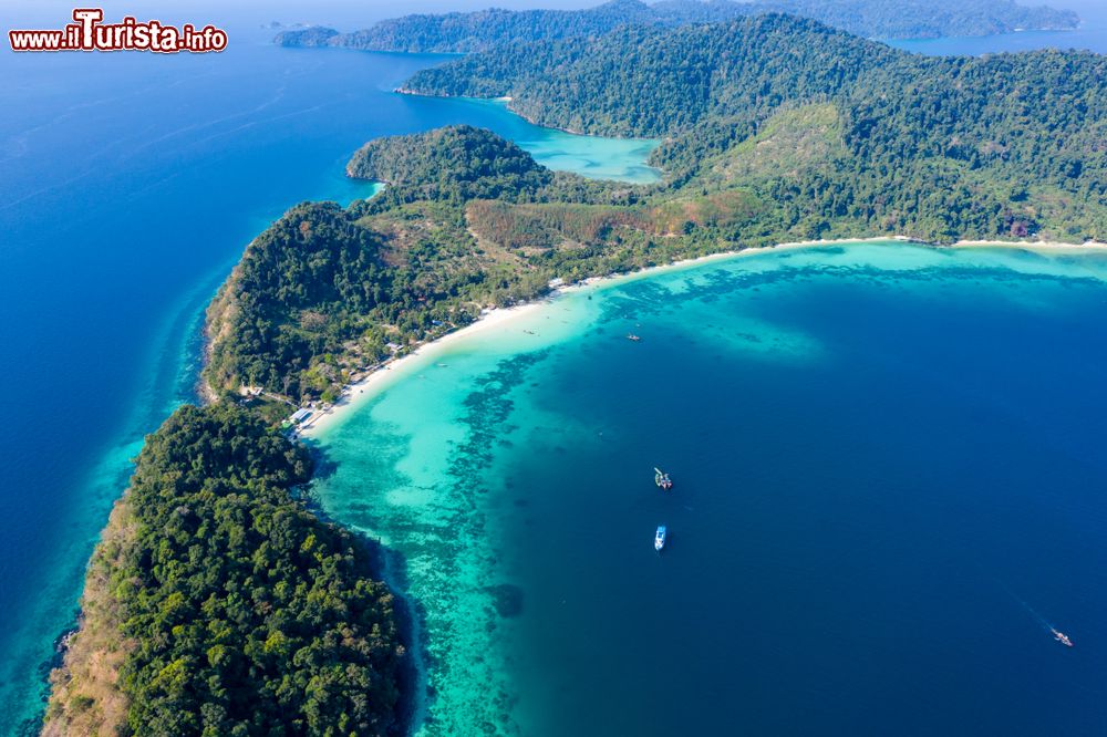 Immagine Una suggestiva veduta dall'alto della barriera corallina e della giungla su Kyun Phi Lar, arcipelago di Mergui (Myanmar).
