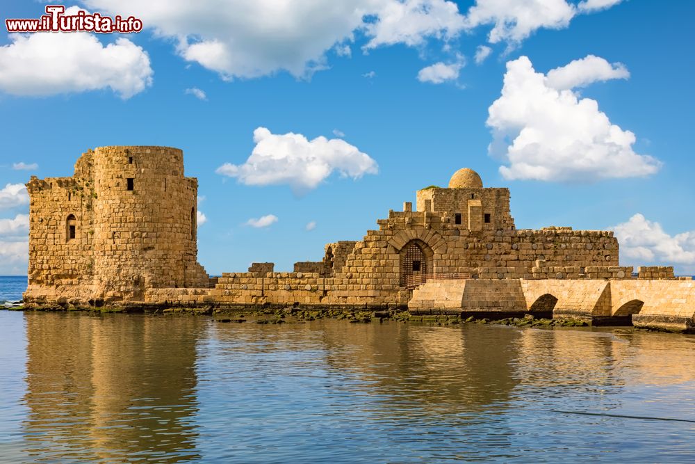 Immagine Una suggestiva veduta del Castello del Mare di Sidone, Libano. Venne costruito nel corso del XIII° secolo dai crociati su una piccola isola collegata alla terraferma da un passaggio lungo 80 metri.