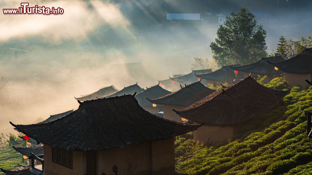 Immagine Una suggestiva veduta del Rak Thai village (provincia di Mae Hong Son) con la foschia del mattino, Thailandia.