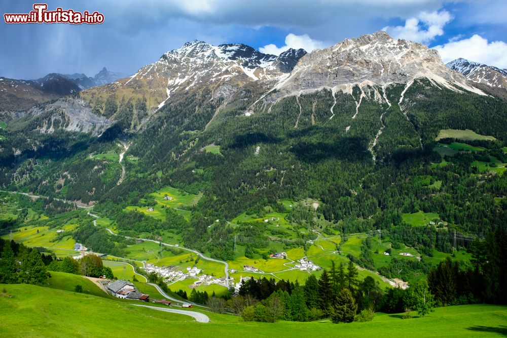 Immagine Una suggestiva veduta delle Alpi nei pressi di Poschiavo, Svizzera: capoluogo dell'omonima valle più meridionale dei Grigioni, Poschiavo ha un grazioso centro cittadino.