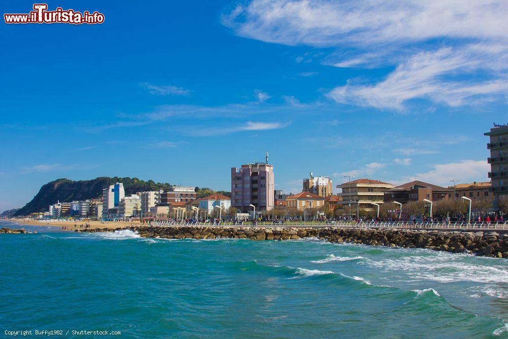 Immagine Una suggestiva veduta estiva della città di Pesaro affacciata sul Mare Adriatico, Marche, Italia - © Buffy1982 / Shutterstock.com