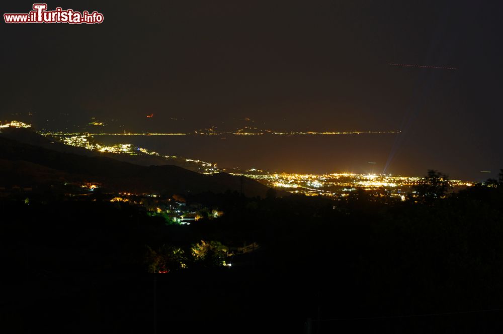 Immagine Una suggestiva veduta notturna della costa siciliana: Castelmola, Taormina e Giardini Naxos sullo sfondo.
