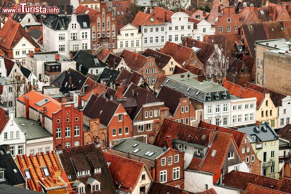 Immagine Una suggestiva veduta panoramica dall'alto di Lubecca, Germania, con i tetti a spiovente.