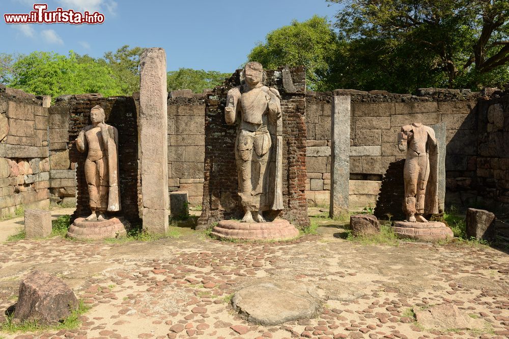 Immagine Le suggestive rovine di Hatadage a Polonnaruwa, Sri Lanka. Questo antico tempio venne costruito utilizzando pietra, mattoni e legno anche se ad oggi ne rimangono solo alcune parti. In origine era una struttura a due piani di cui quella superiore è andata però distrutta. 
