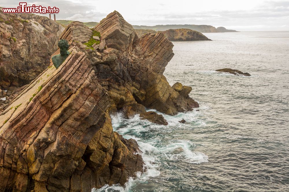 Immagine Un suggestivo monumento sulle rocce lungo il litorale di Gijon, Asturie, Spagna. A realizzarlo è stato l'artista Philippe Cousteau.