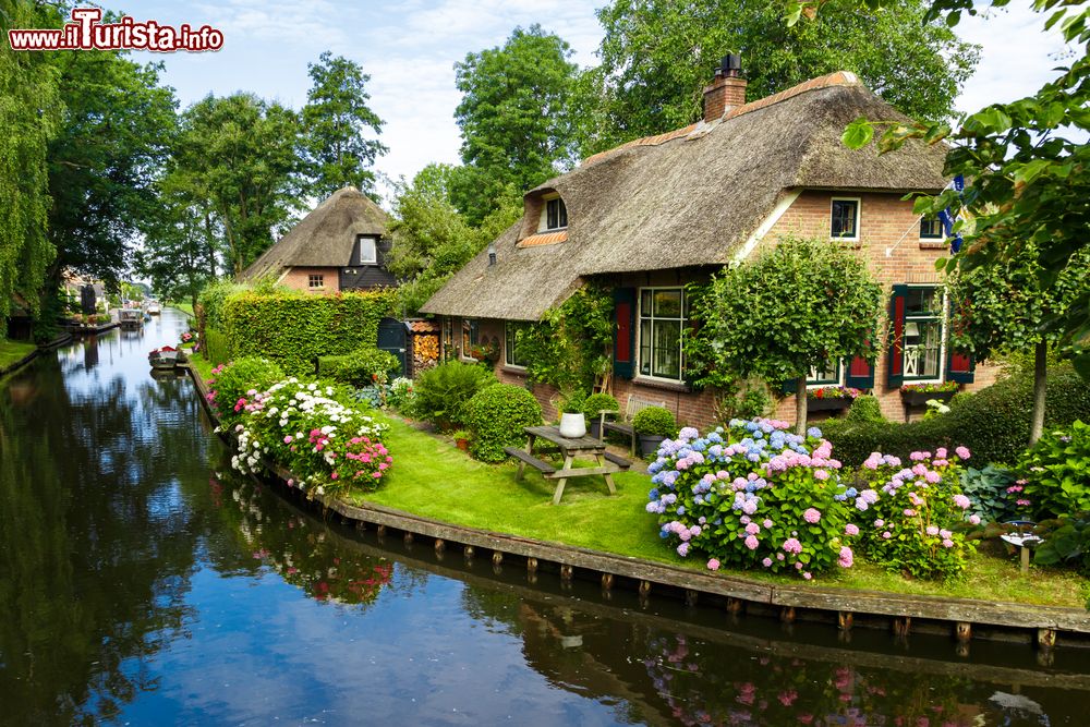 Immagine Un suggestivo paesaggio del villaggio di Giethoorn con i suoi canali e le case dal tetto in paglia, Overijssel, Olanda.
