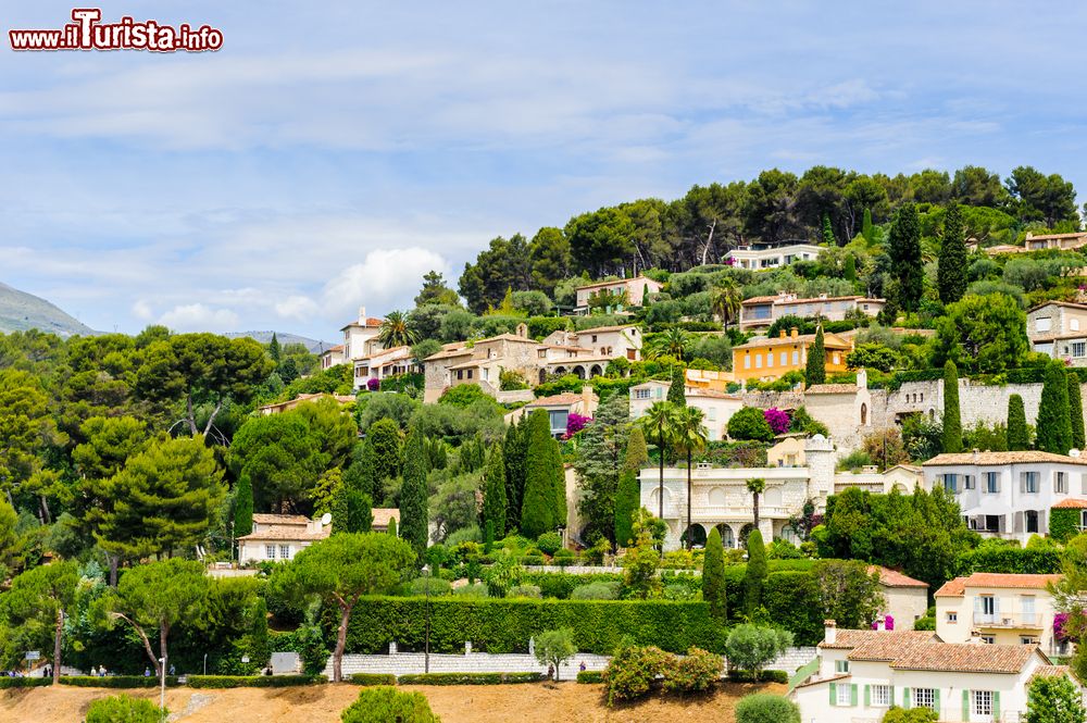 Immagine Un suggestivo panorama delle case signorili nelle vicinanze di Saint-Paul-de-Vence, Francia.