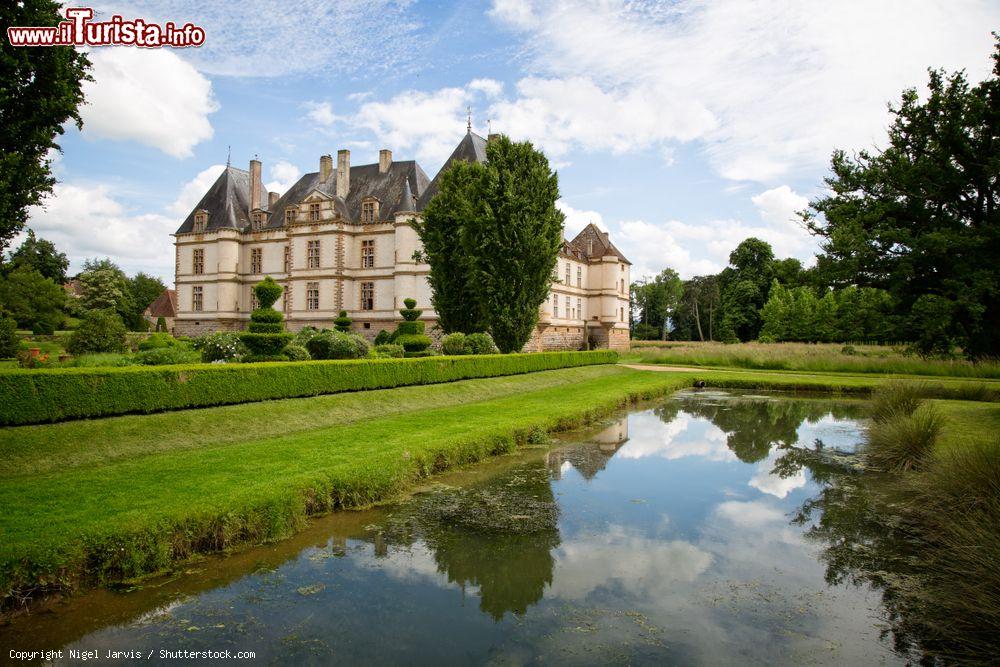 Immagine Un suggestivo panorama del castello di Cormatin, Borgogna, Francia. Questo maniero si presenta con un'architettura sobria e con facciate in stile "rustico francese" - © Nigel Jarvis / Shutterstock.com