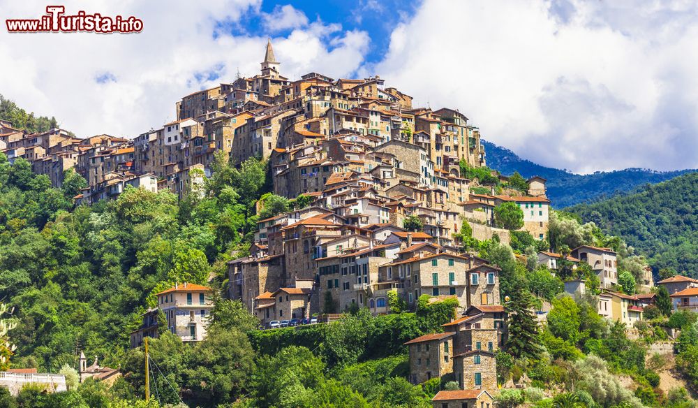 Immagine Un suggestivo panorama del villaggio di Apricale, provincia di Imperia, Liguria. E' uno dei borghi più belli d'Italia.