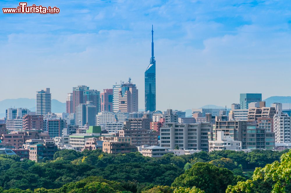 Immagine Un suggestivo panorama della città di Fukuoka vista dal Parco Maizuru con l'alta torre sullo sfondo, Giappone.