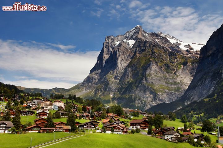 Immagine Un suggestivo panorama di Grindelwald, Alpi svizzere. Il nome Grindelwald deriva dal tedesco antico e significa "barriera di bosco" - © 83785351 / Shutterstock.com