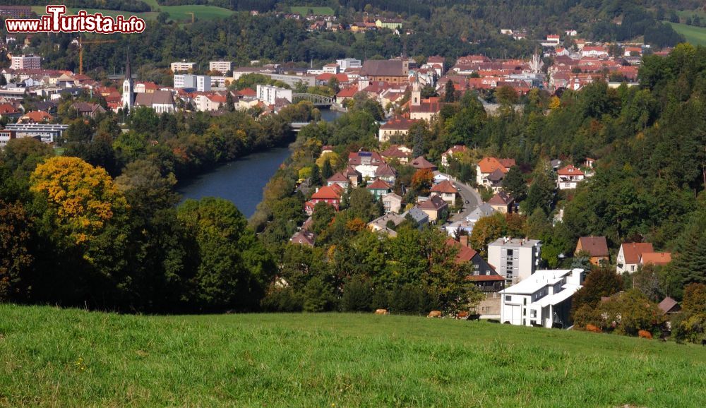 Immagine Un suggestivo panorama di Leoben, Austria. Con circa 25 mila abitanti, questa cittadina è la seconda per popolazione della Stiria dopo Graz.