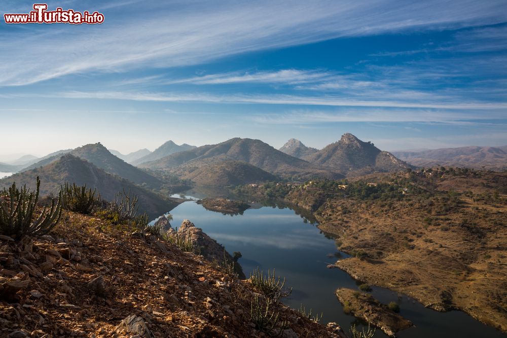 Immagine Un suggestivo panorama montano in una giornata invernale nei pressi di Udaipur, Rajasthan, India.